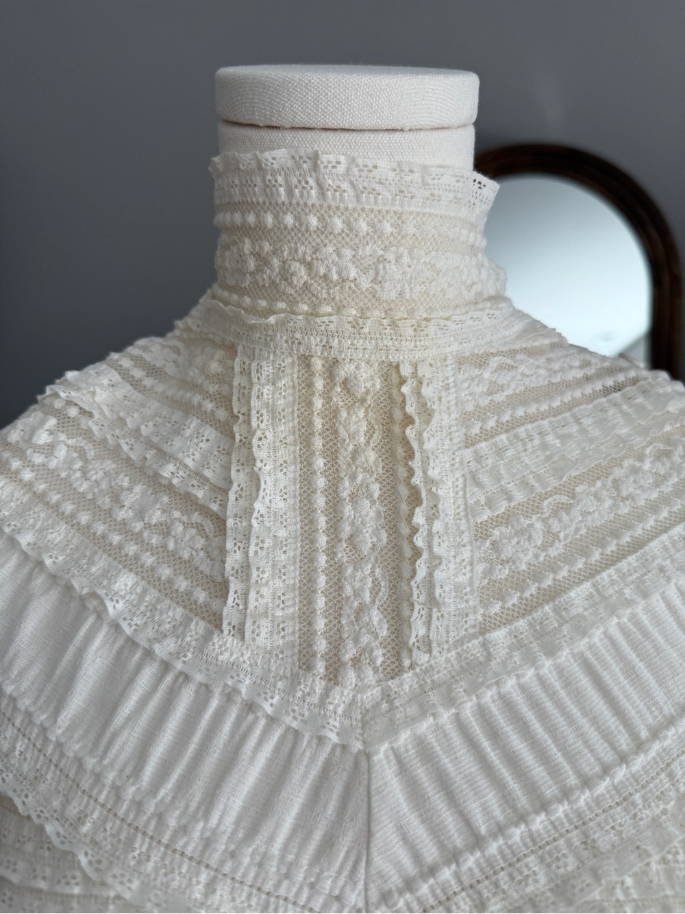 Cinq à Sept Ivory Solene Lace Cold Shoulder Mock Neck Top Size S Cotton Blend - Picture 5 of 11